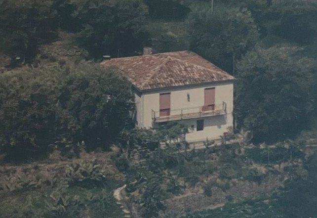 vendesi a sant'angelo di brolo fabbricato indipendente con ampio terreno 