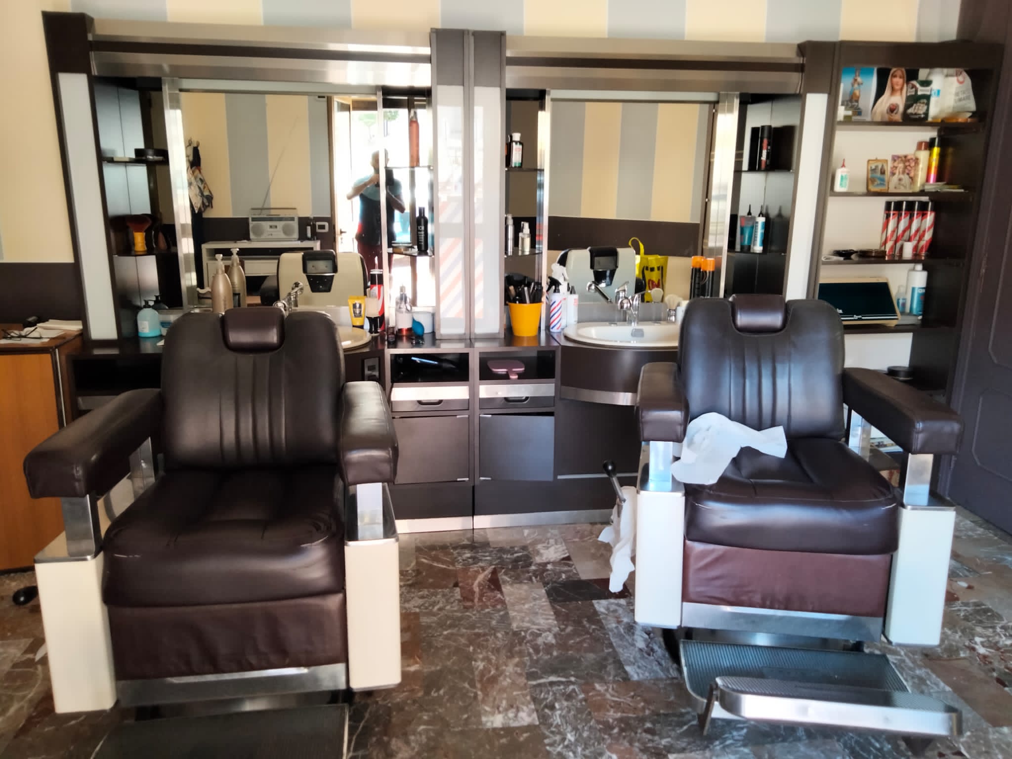 vendesi arredamento salone barbiere