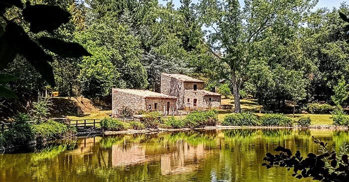 castell''umberto - il borgo verde nel cuore dei nebrodi: il parco (incantato) tra boschi e laghetti